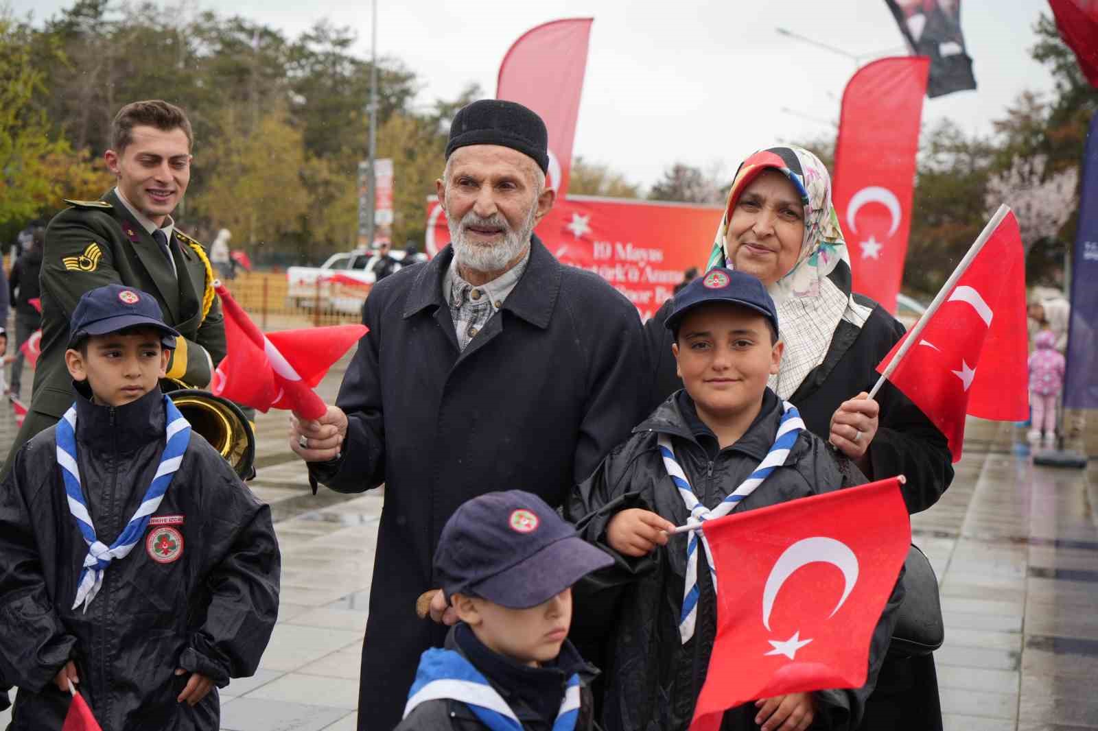 Erzurum&rsquo;da yağmur 19 Mayıs coşkusuna engel olamadı
