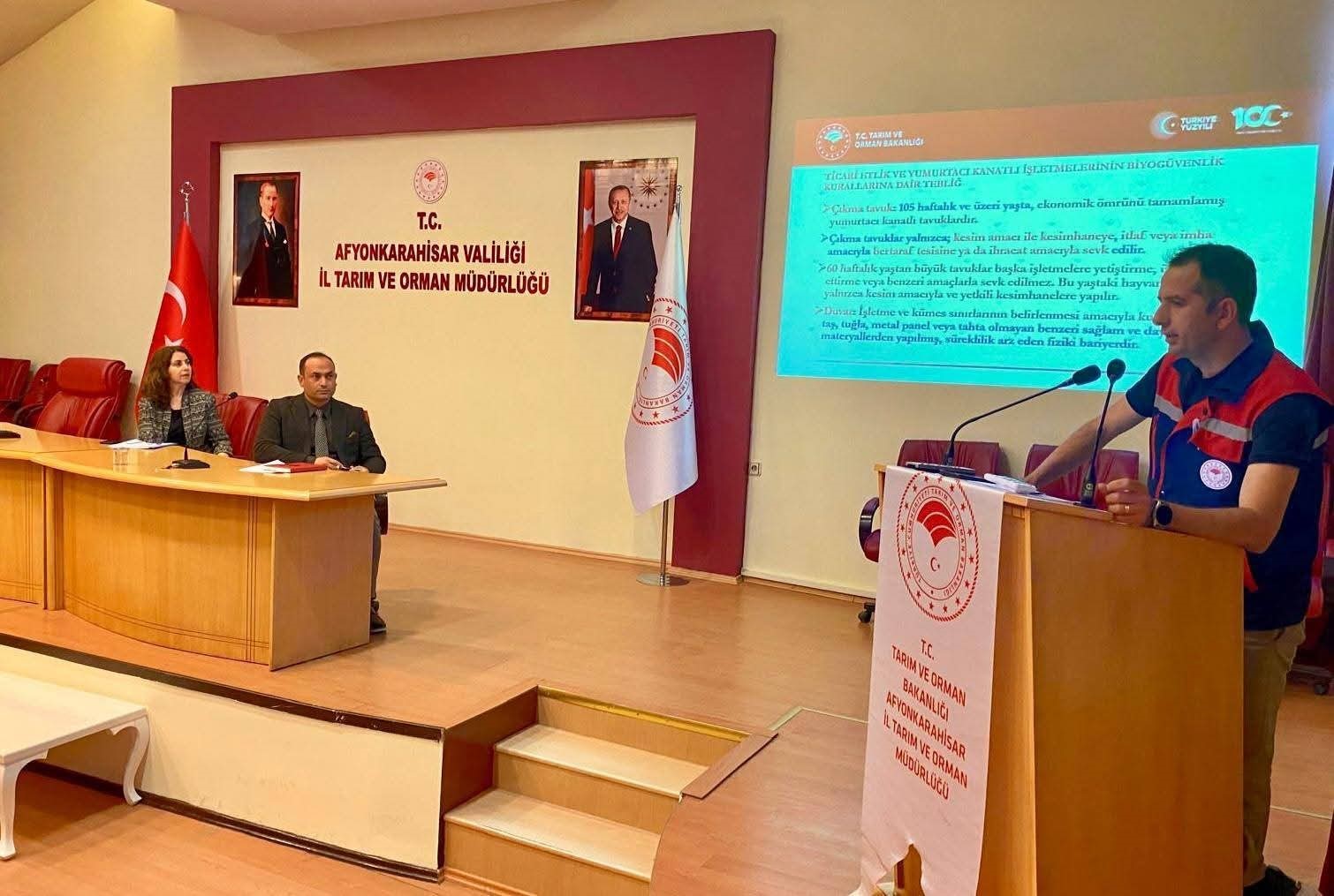 Kanatlı hayvan işletmecilerine biyogüvenlik anlatıldı