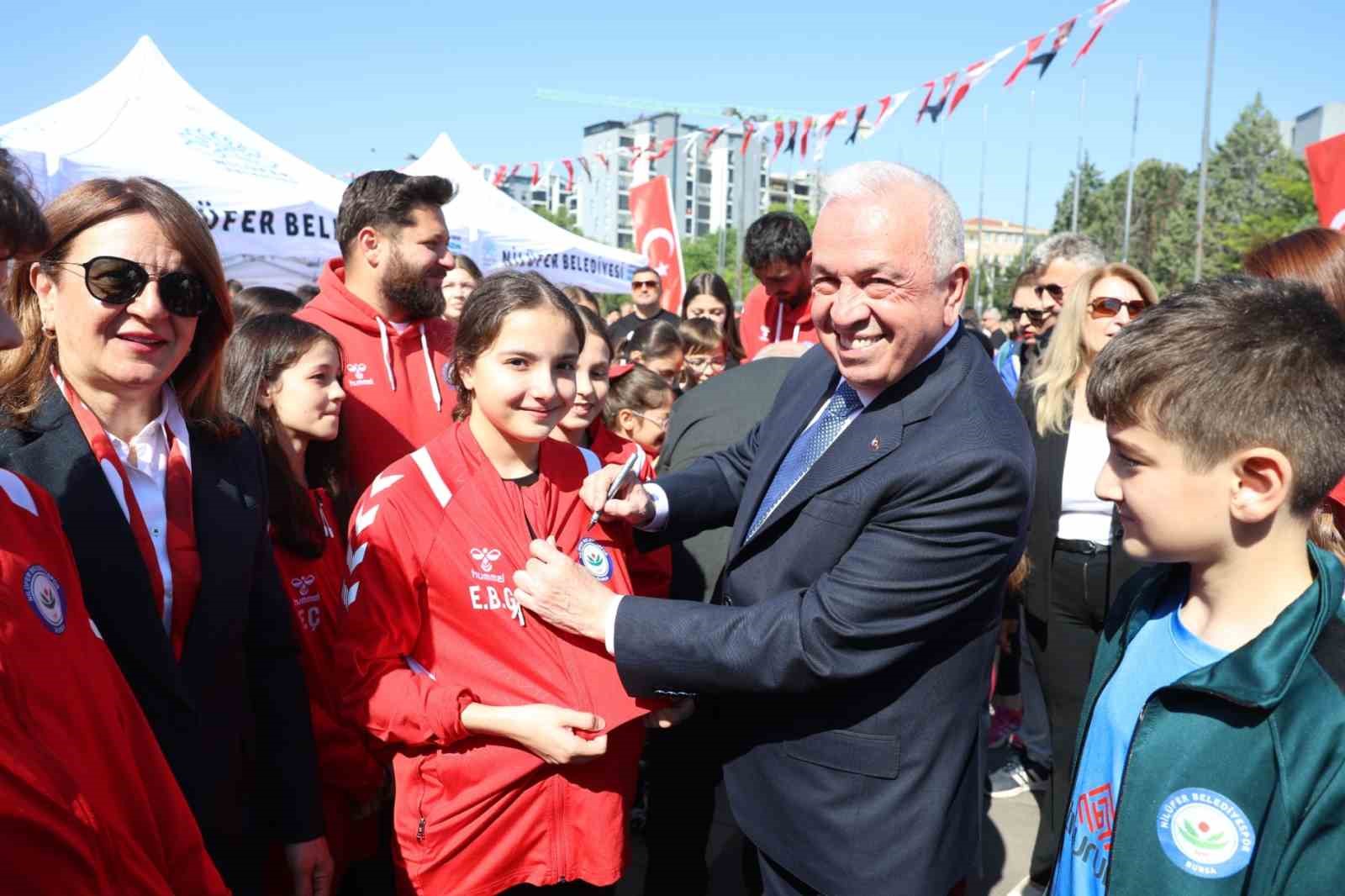 Nil&uuml;fer, 19 Mayıs&rsquo;ı Cumhuriyet Meydanı&rsquo;nda karşıladı
