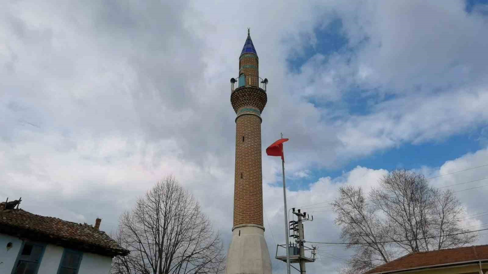 Camisiz minare k&ouml;y&uuml;n sembol&uuml; oldu

