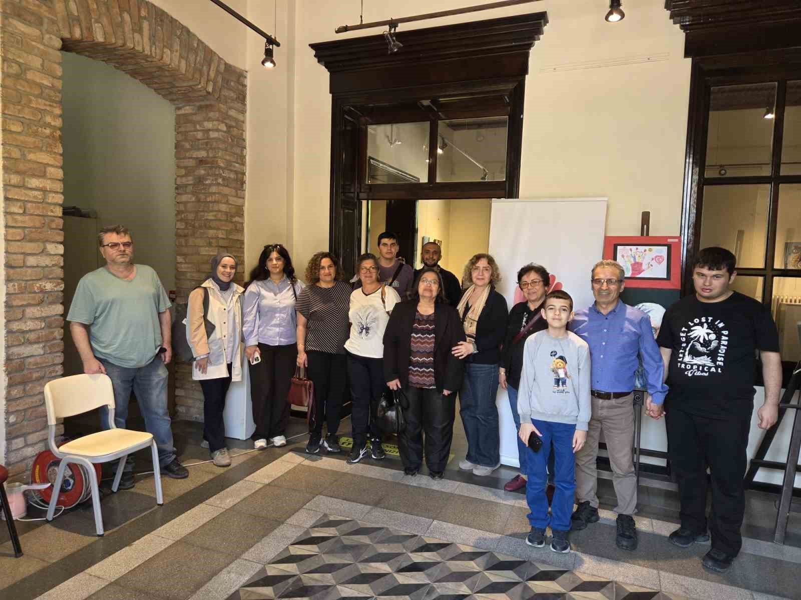 Özel sporcu Salih, resim sergisinde yeteneğini konuşturdu