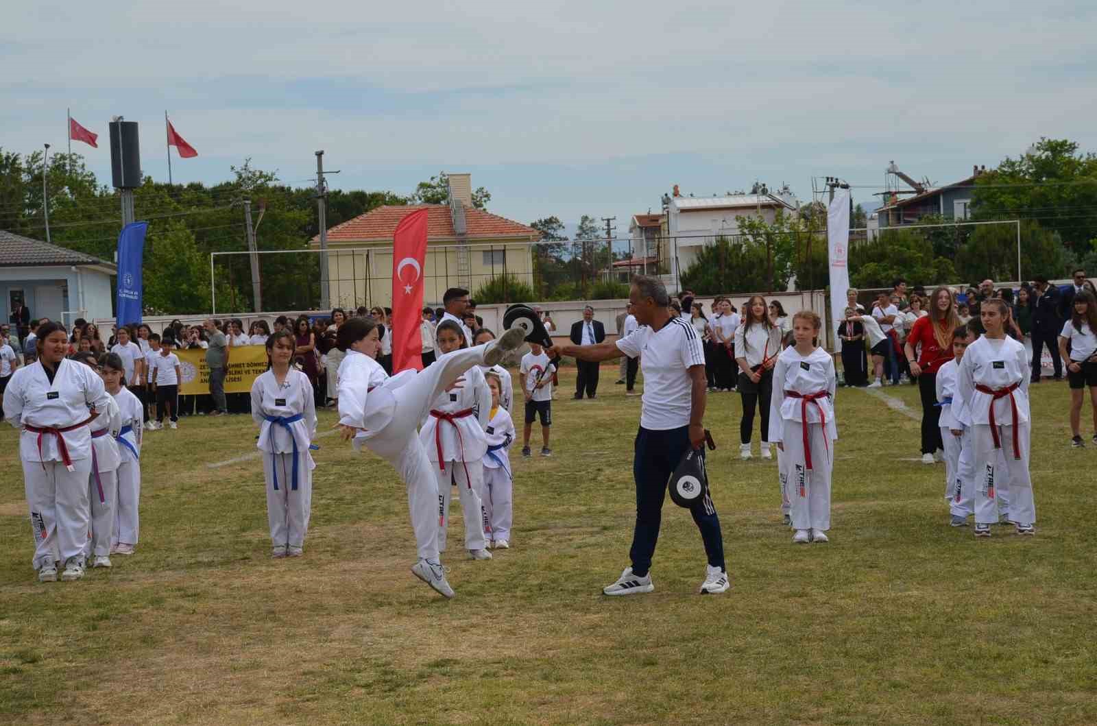 Didim’deki kutlamalarda gösteriler büyük beğeni topladı