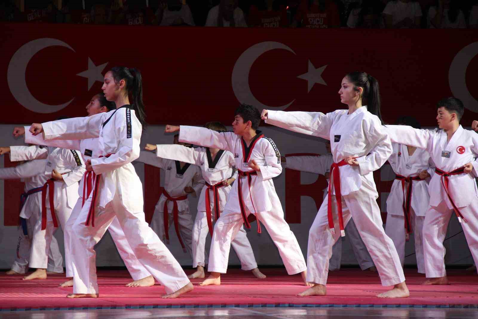 Muğla&rsquo;daki 19 Mayıs coşkusu salonlara sığmadı
