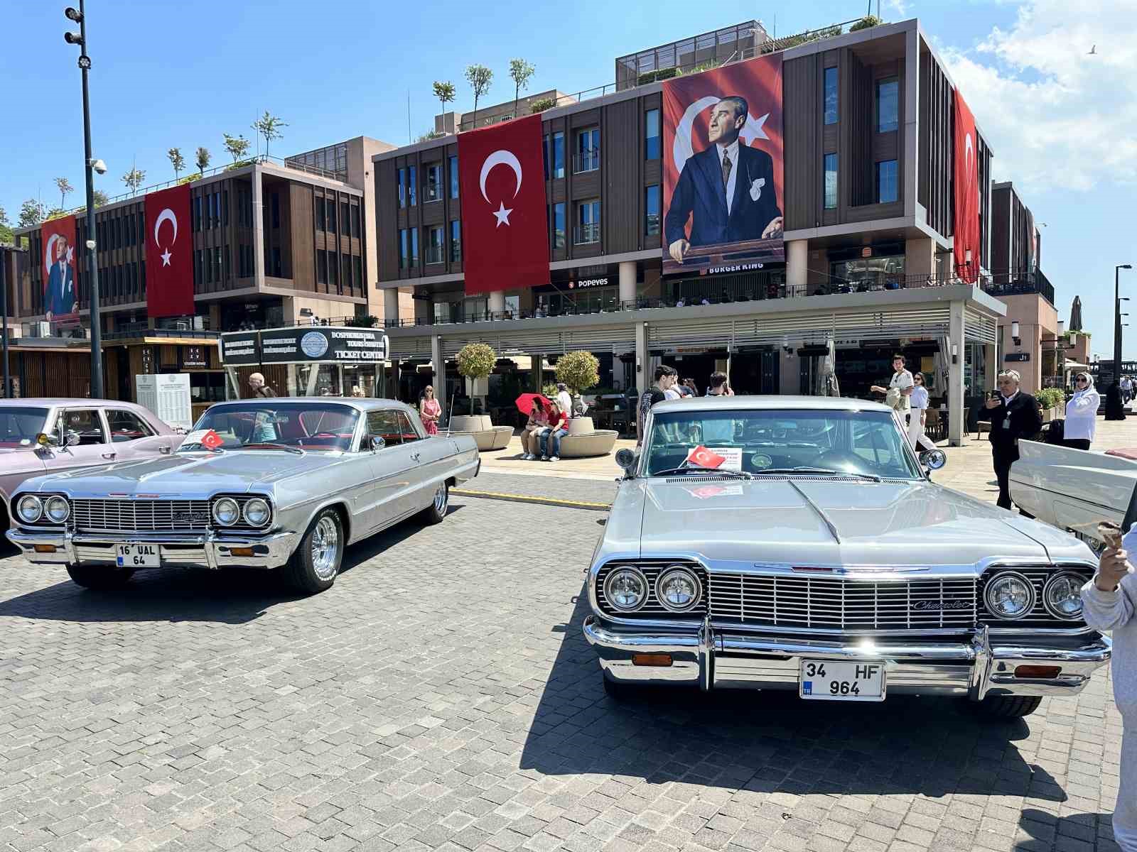 İstanbul&rsquo;da 19 Mayıs coşkusu: Klasik otomobiller Beyoğlu&rsquo;nu renklendirdi
