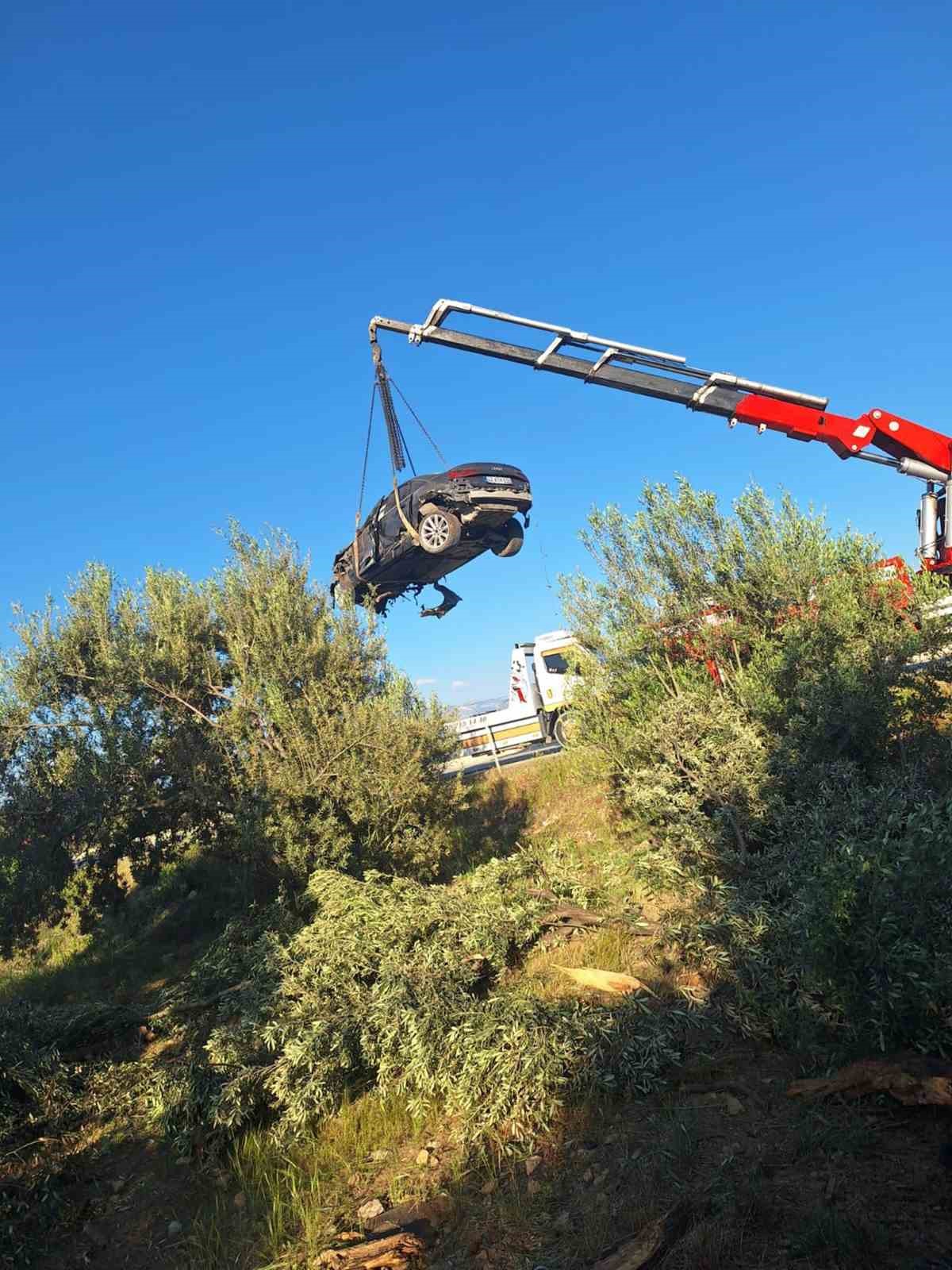 Hurdaya d&ouml;nen ara&ccedil;tan yaralı kurtuldu
