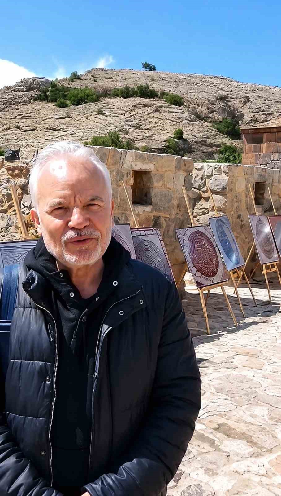 Adnan T&ouml;nel&rsquo;den Akdamar Adası&rsquo;nda ezber bozan sergi
