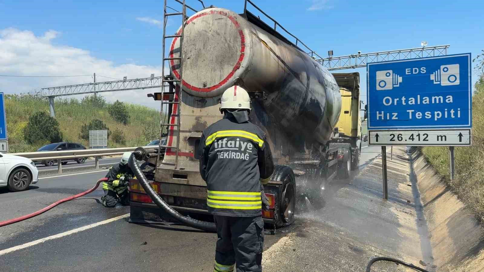 Seyir halindeki beton y&uuml;kl&uuml; kamyon alevlere teslim oldu
