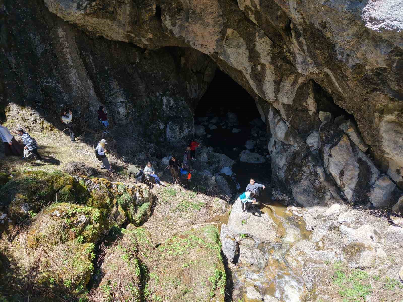 Üniversiteli gençlere, 19 Mayıs’ta kilometrelerce yürüdükten sonra Göce çorbası ikram edildi