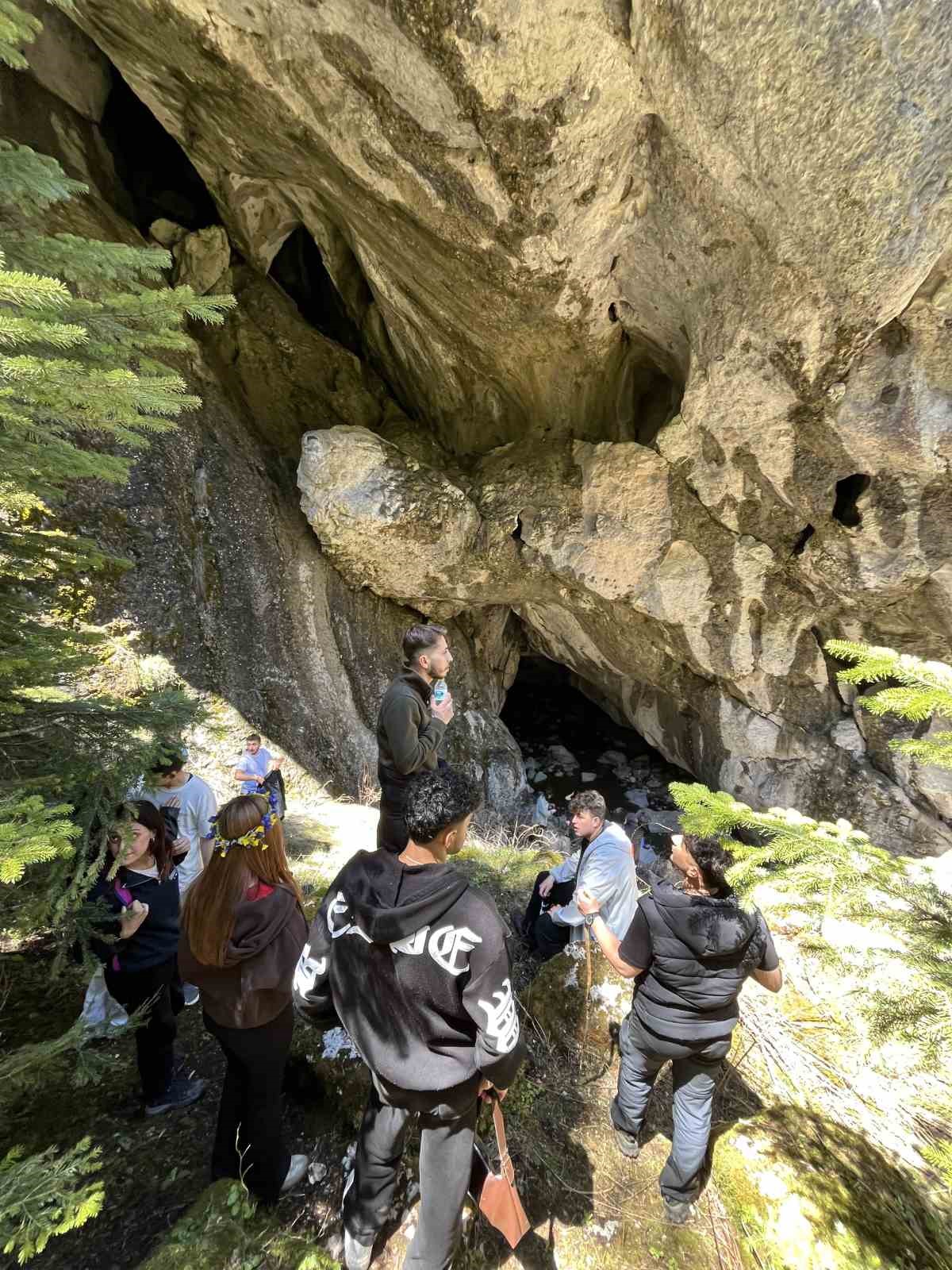 &Uuml;niversiteli gen&ccedil;lere, 19 Mayıs&rsquo;ta kilometrelerce y&uuml;r&uuml;d&uuml;kten sonra G&ouml;ce &ccedil;orbası ikram edildi
