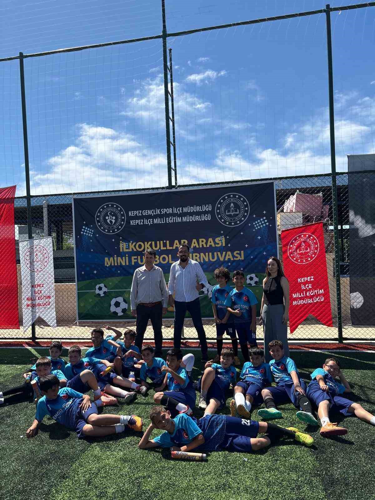 Kepez&rsquo;de ilkokullar arası futbol turnuvasının şampiyonu Cengiz Topel İlkokulu oldu

