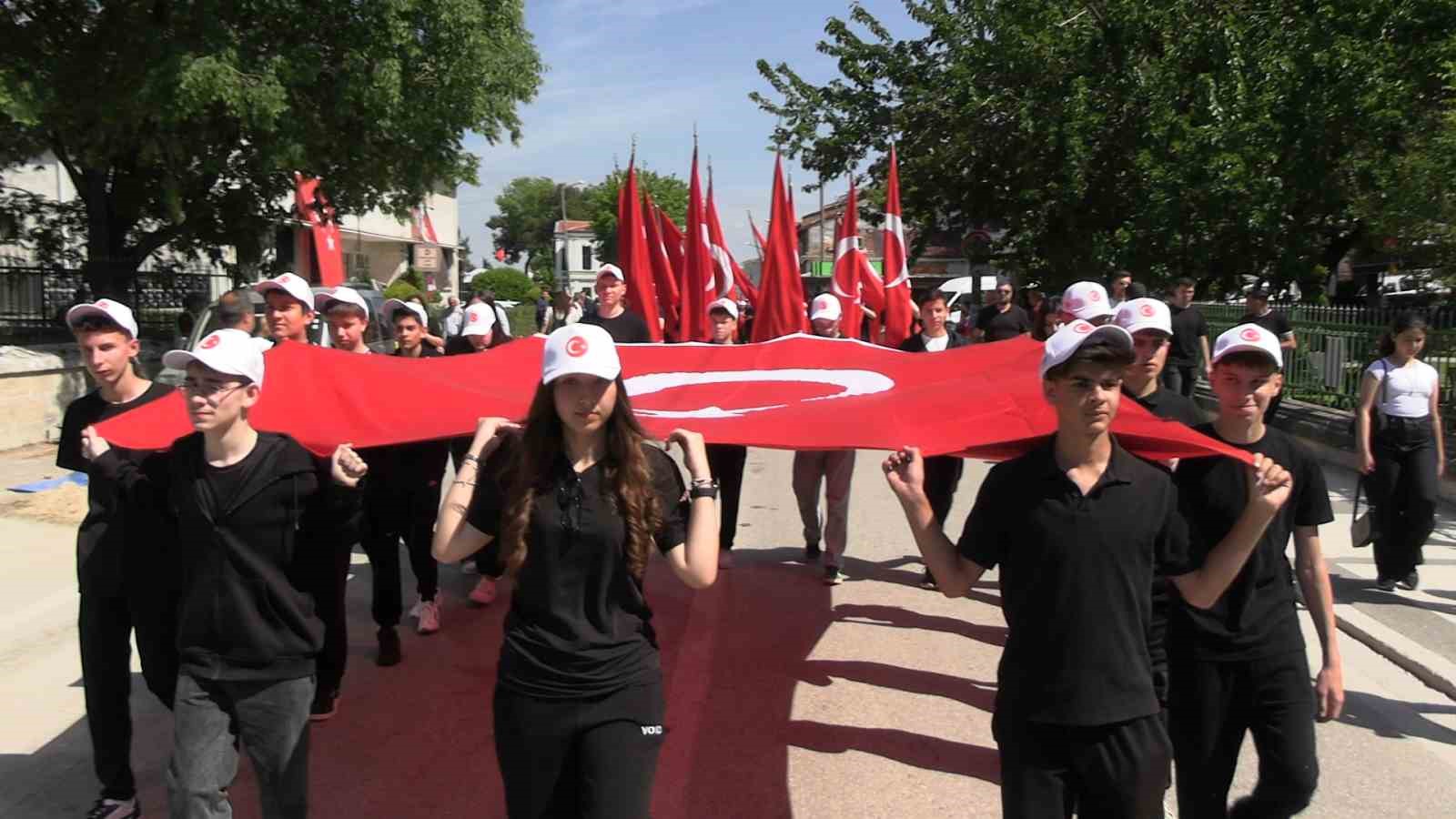Edirne’de 19 Mayıs coşkusu: Bayrağını alan kutlama alanına koştu
