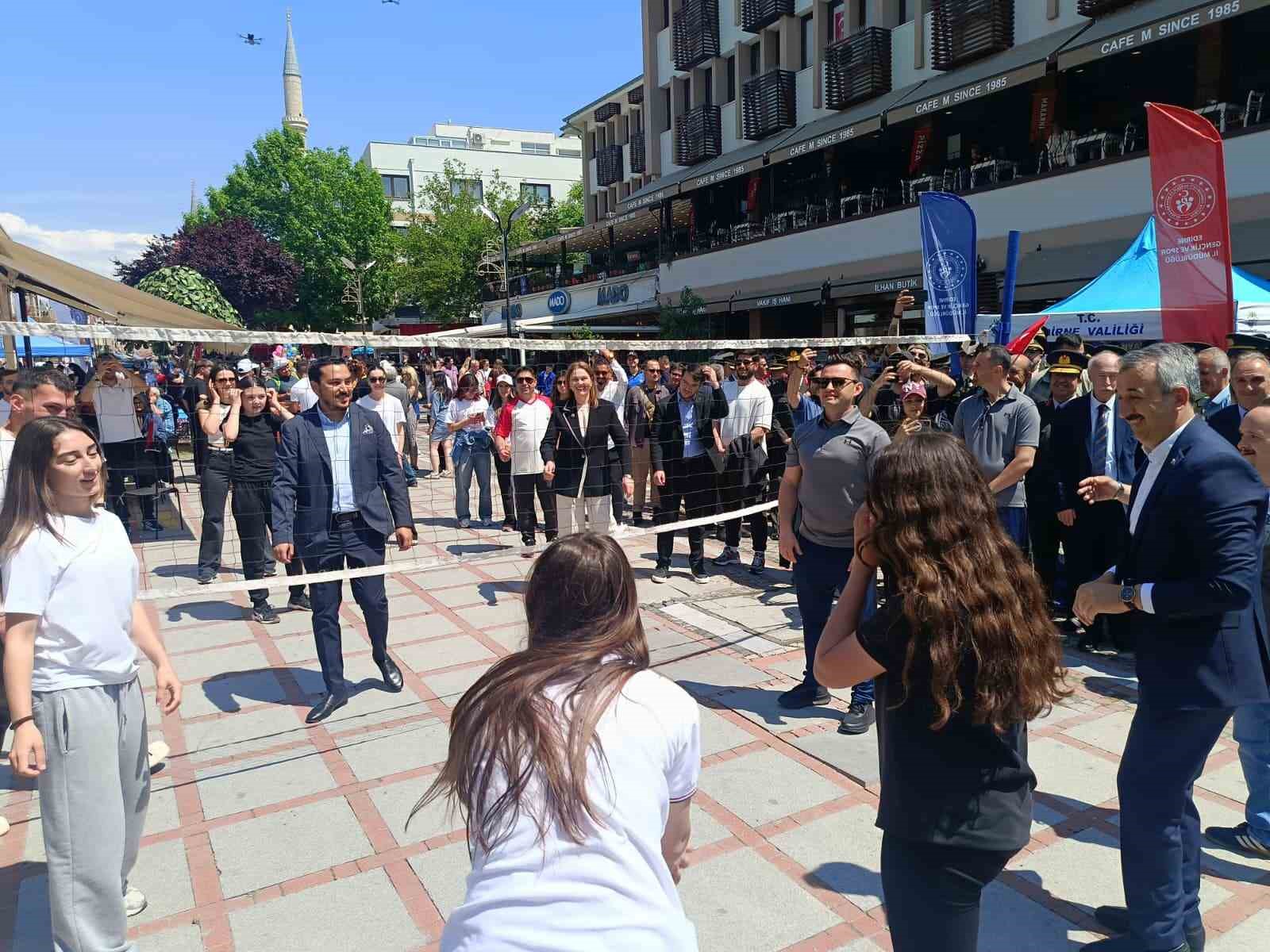 Edirne&rsquo;de 19 Mayıs coşkusu: Bayrağını alan kutlama alanına koştu
