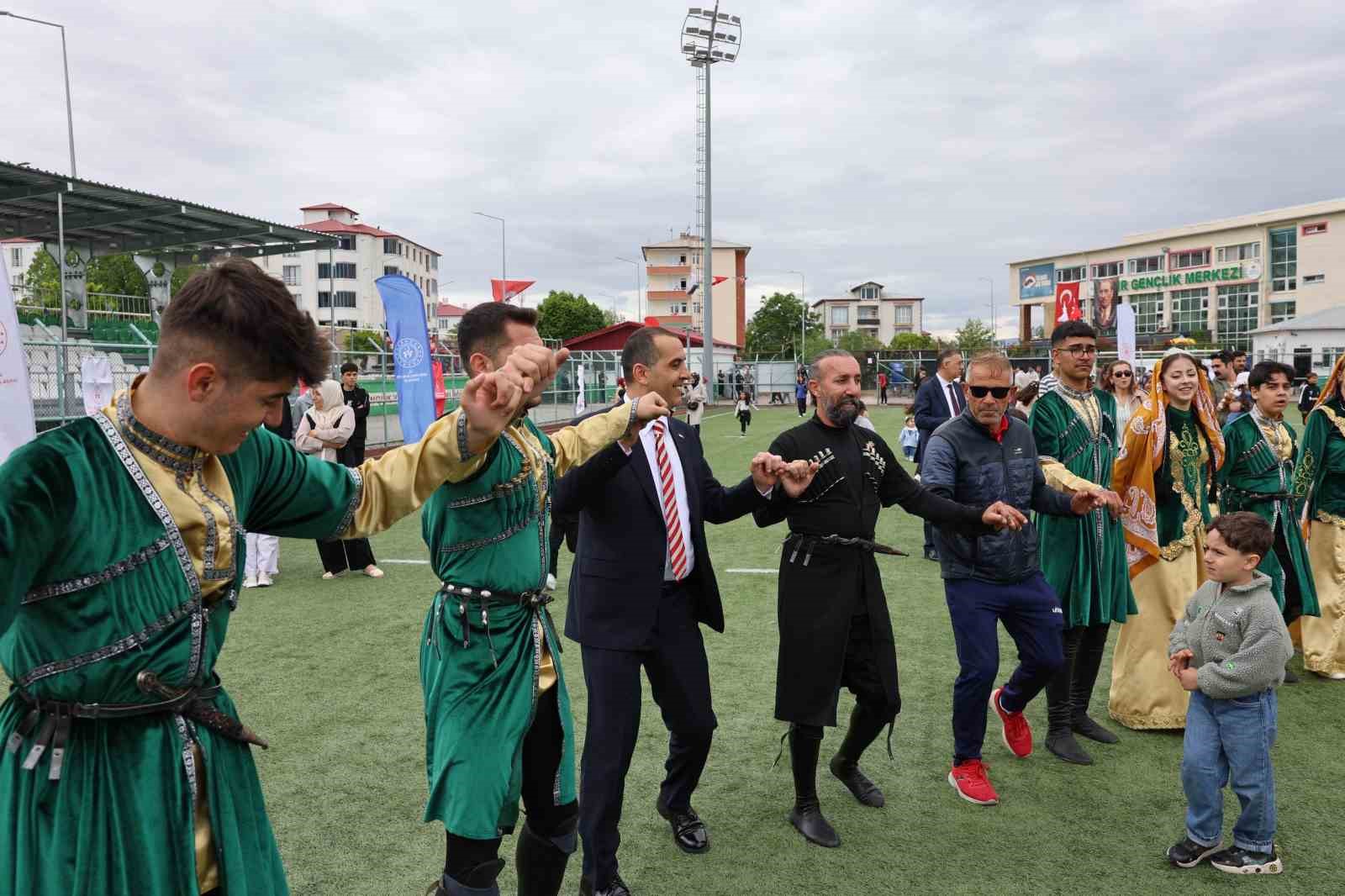 Vali Taşolar Kafkas oynadı, halay çekti