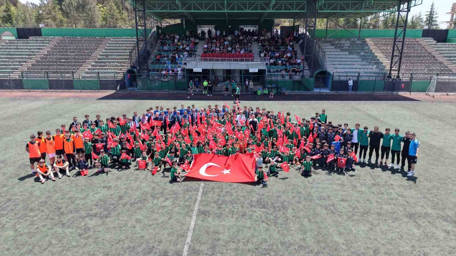 Çayırova’da 19 Mayıs coşkusu yeşil sahaya taşındı