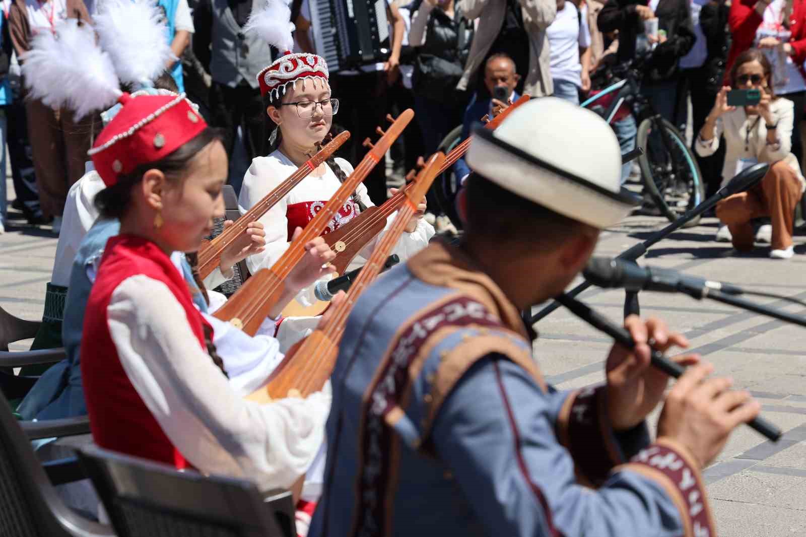 19 Mayıs festivalinde Kırgız ekibinin kıyafetleri ve m&uuml;zikleri hayran bıraktı
