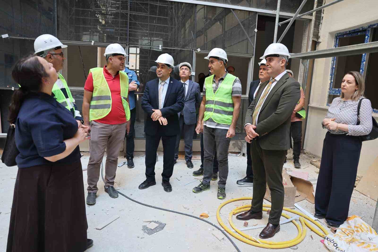 Rekt&ouml;r Kent, Diş Hekimliği Fak&uuml;ltesi hastahane binası inşaatında incelemelerde bulundu

