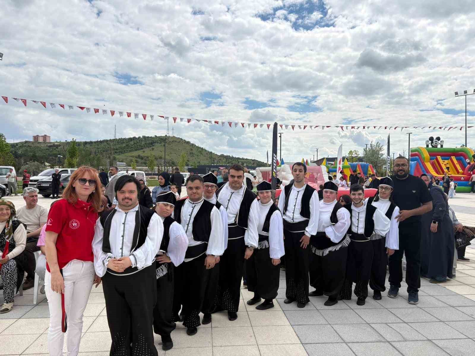 ‘19 Mayıs Gençlik Festivali’ kortej yürüyüşü ile başladı: JÖH’ten Üzüm Salkımı gösterisi nefes kesti
