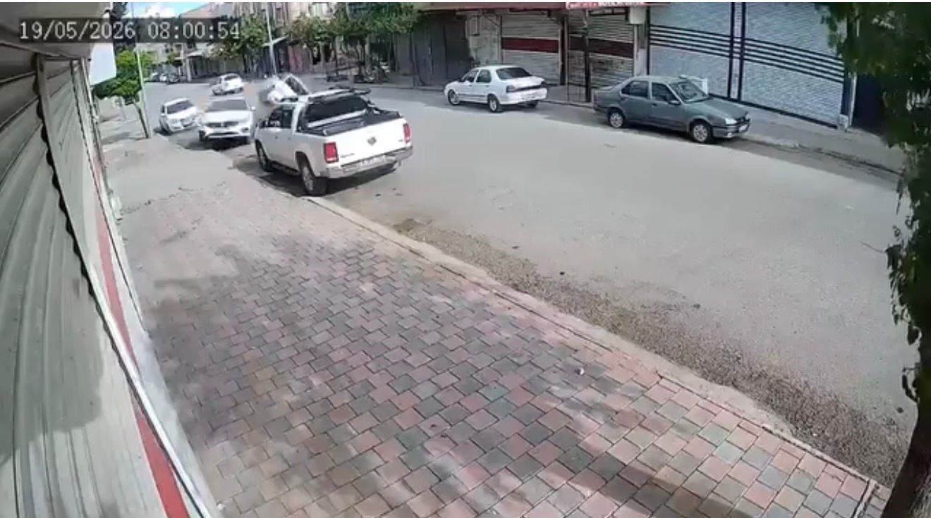 Siverek’te park halindeki araca çarpan otomobil yan yattı