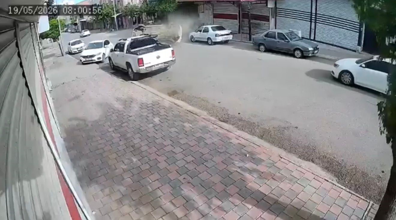 Siverek&rsquo;te park halindeki araca &ccedil;arpan otomobil yan yattı
