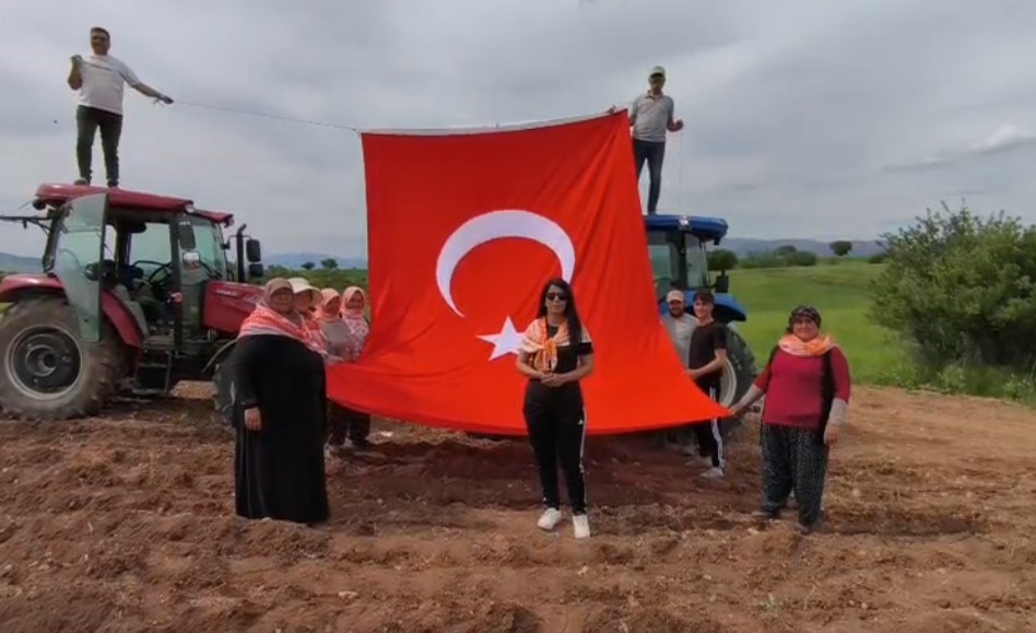 19 Mayıs’ı kekik ektikleri tarlada kutladılar