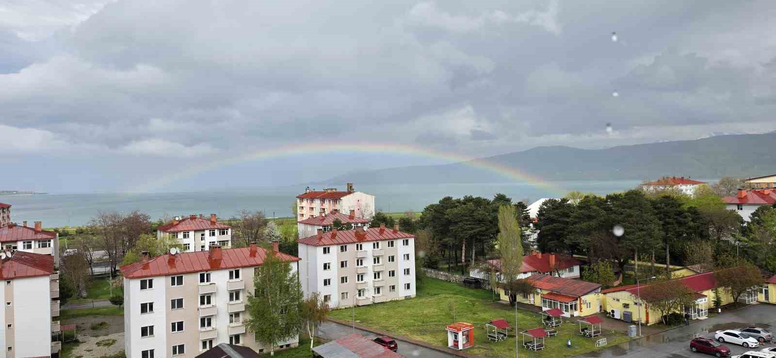 Van Gölü üzerinde gökkuşağı şöleni