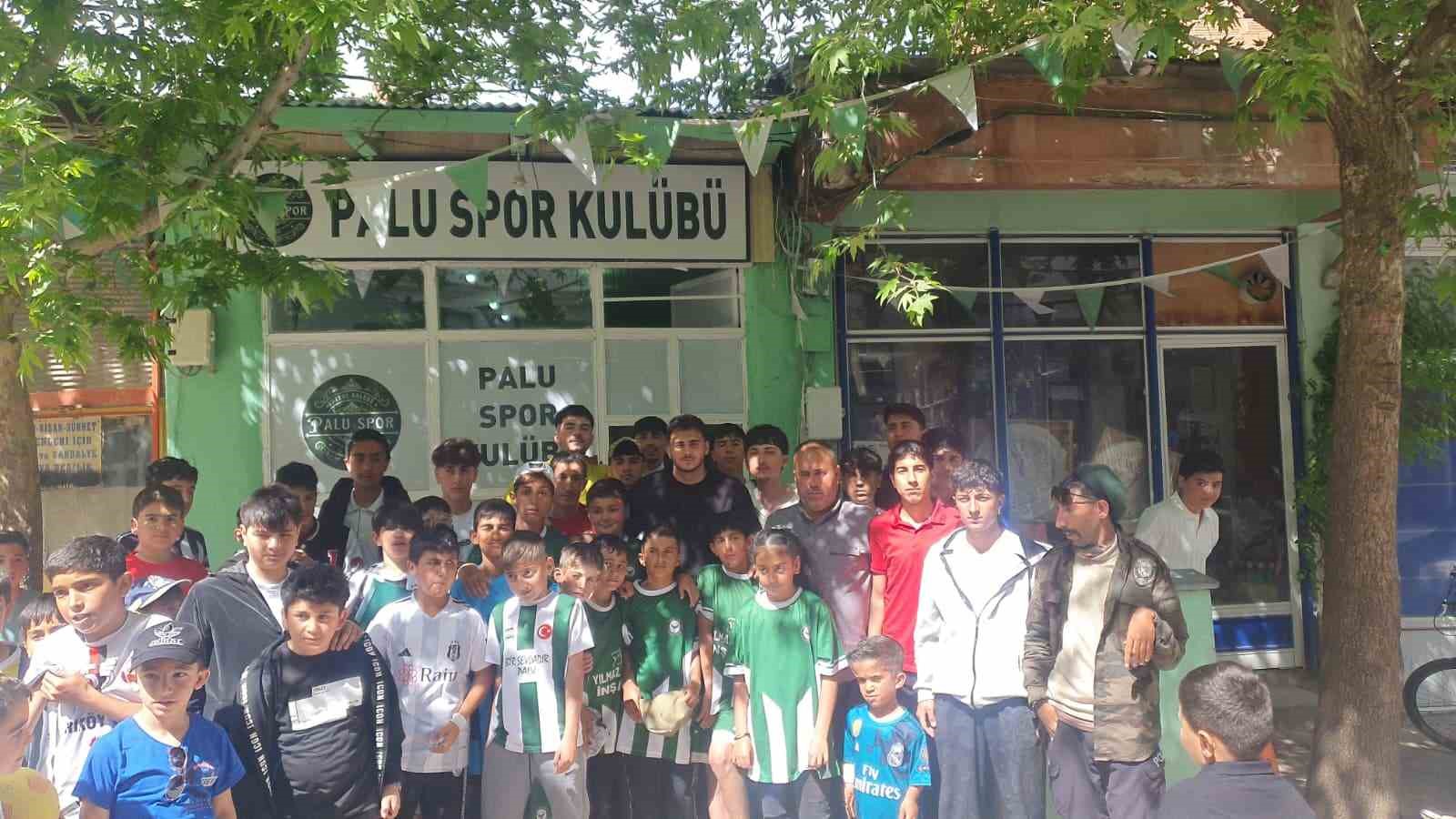 Beşiktaşlı Mustafa Erhan Hekimoğlu memleketi Palu’da gençlerle buluştu