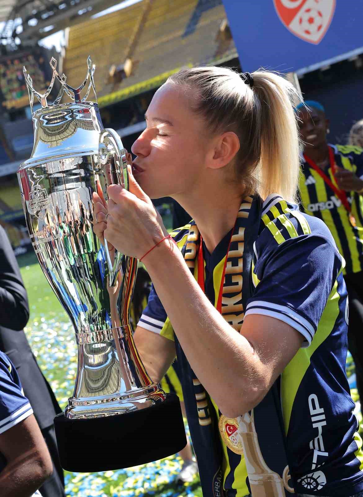 Fenerbah&ccedil;e Kadın Futbol Takımı, şampiyonluk kupasını kaldırdı 