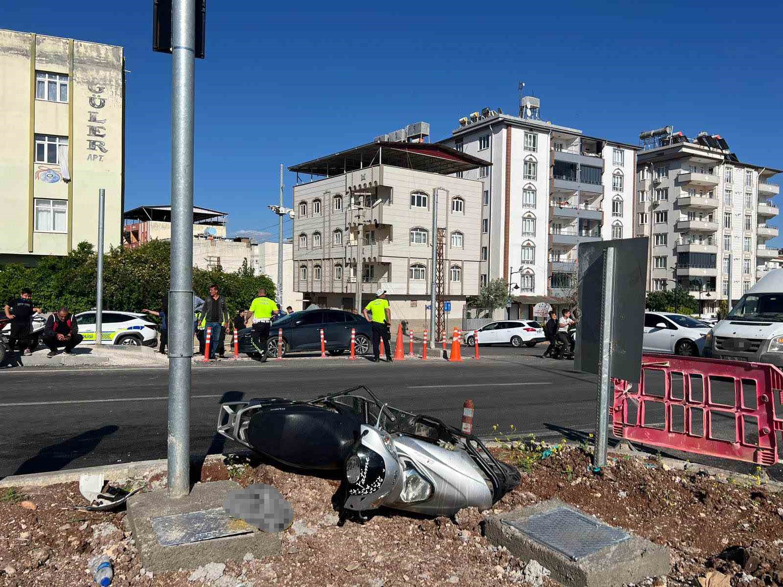 Kamyonet ile motosiklet çarpıştı: 3 yaralı