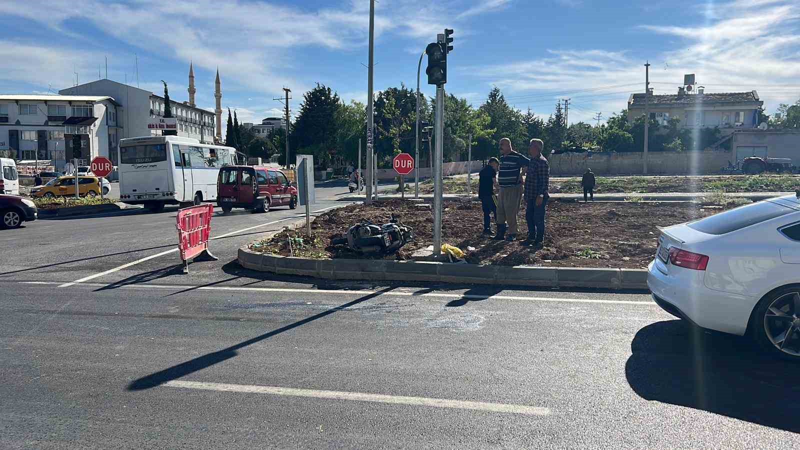 Kamyonet ile motosiklet &ccedil;arpıştı: 3 yaralı
