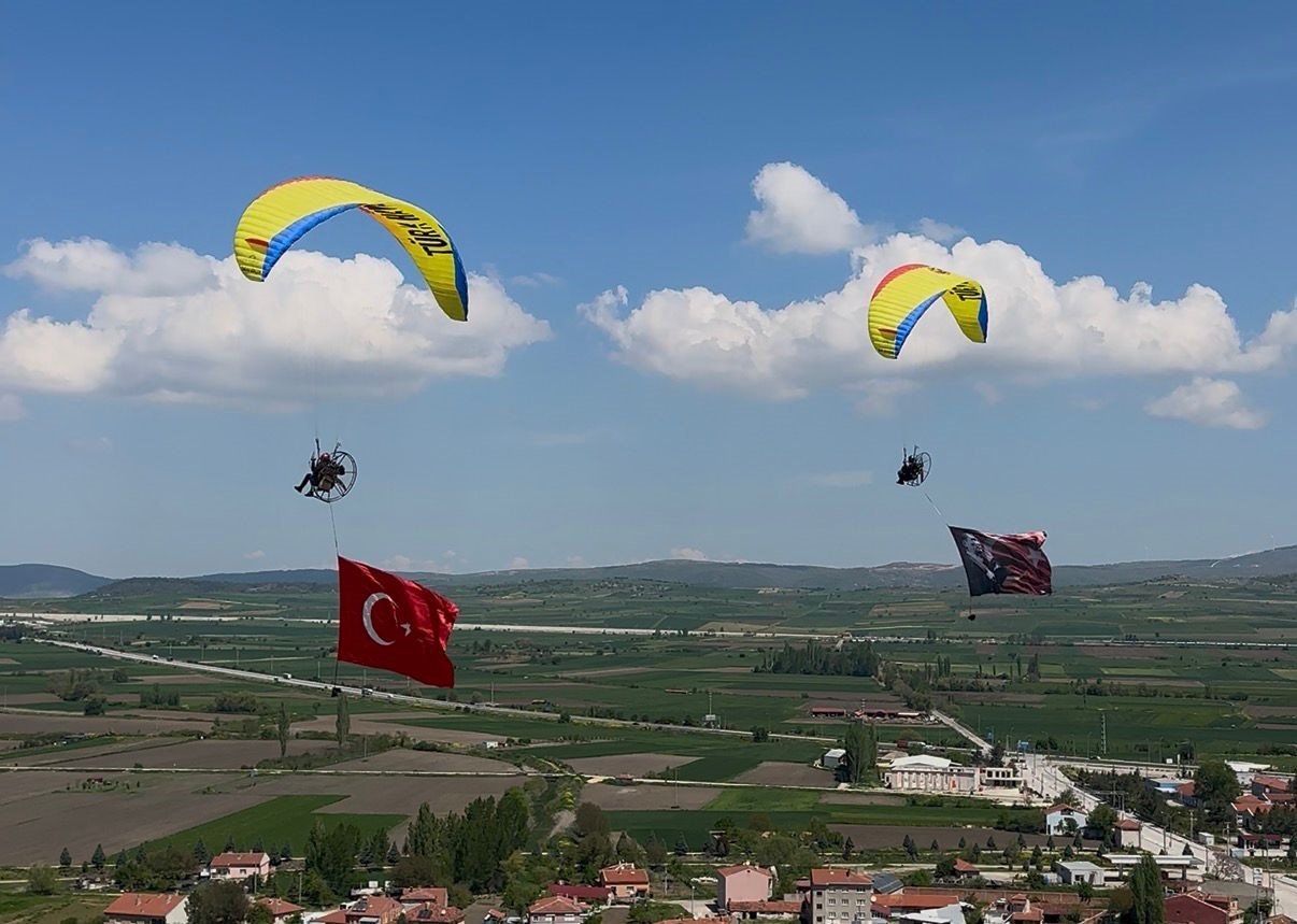 Pilotlar gökyüzünde Türk bayrağı açarak 19 Mayıs Atatürk’ü Anma Gençlik ve Spor Bayramı’nı kutladı