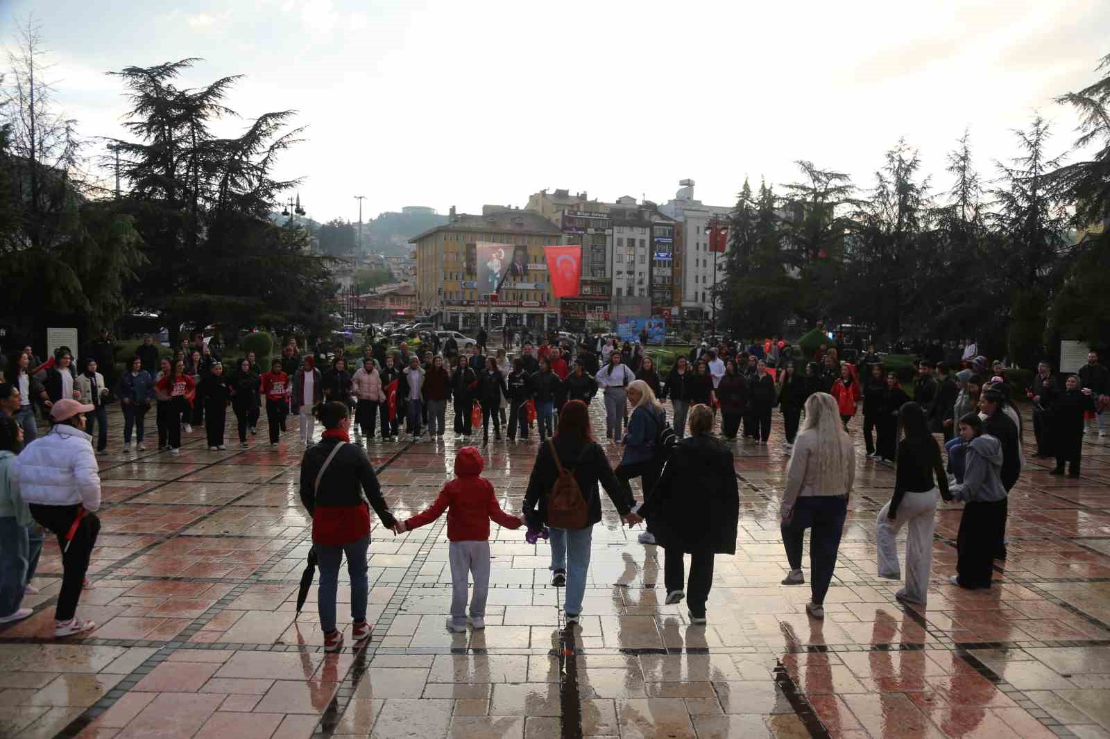 Sağanak altında gen&ccedil;lik y&uuml;r&uuml;y&uuml;ş&uuml;
