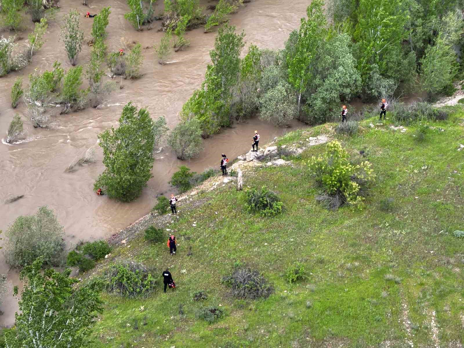 Kendisini Kelkit Çayına atan kayıp kızın arama çalışmaları 3. gününde de devam edildi