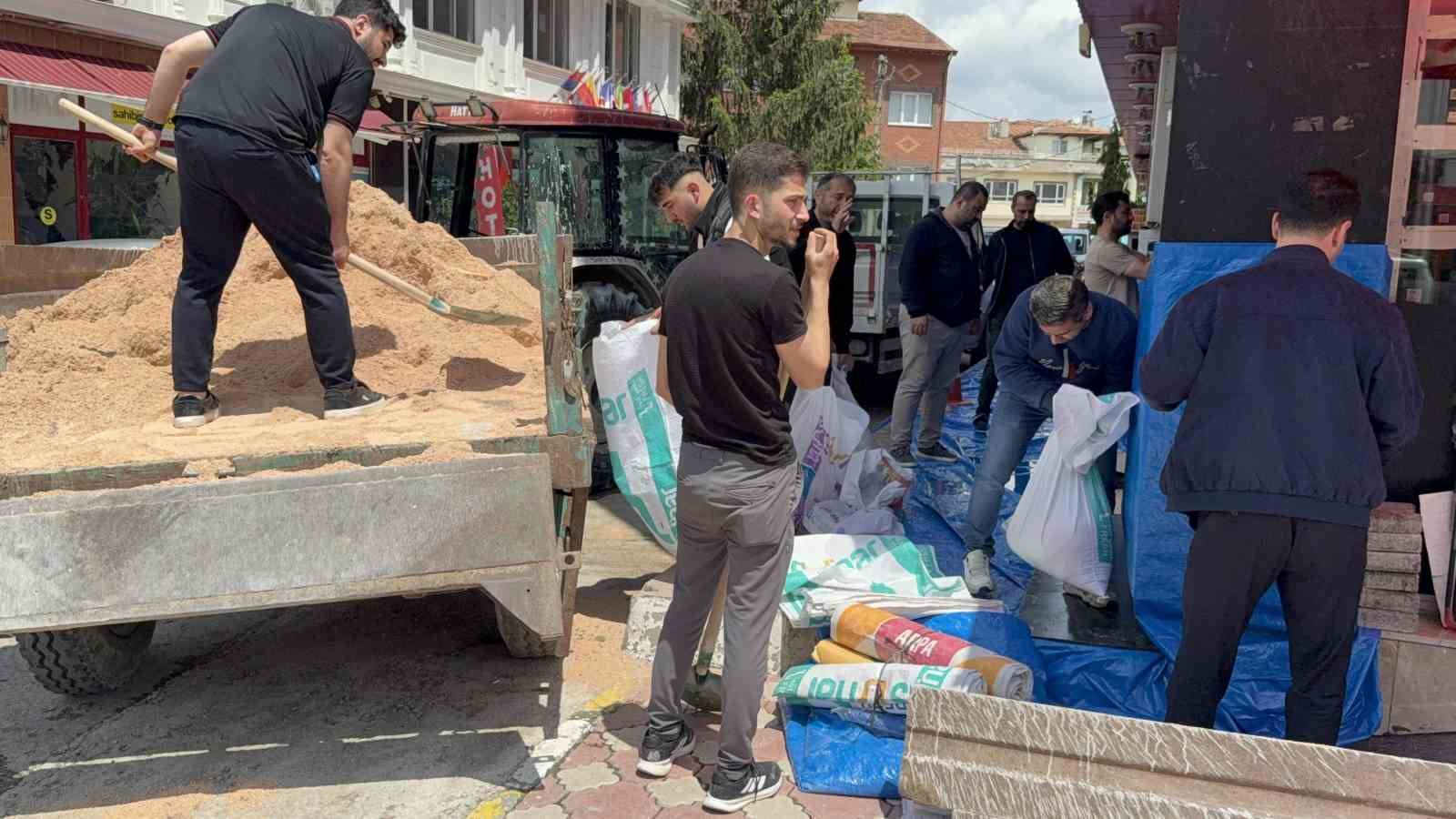 Turhal&rsquo;da taşkın riskine karşı esnaf kepenk kapattı
