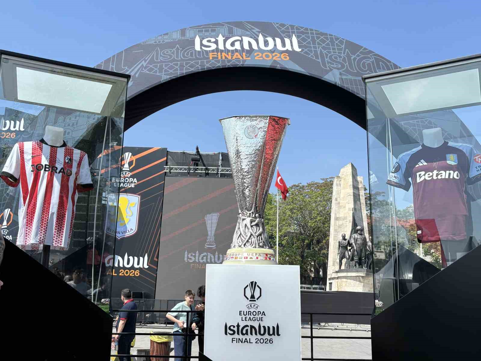 İlhan Mansız, UEFA Avrupa Ligi kupasını Beşiktaş Meydanı’na getirdi