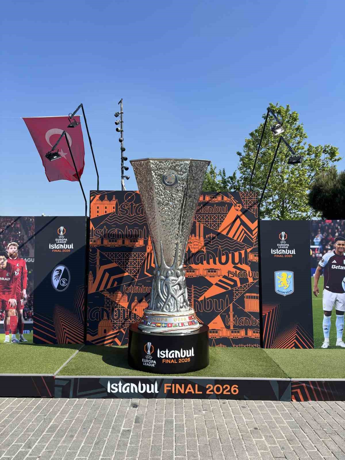 İlhan Mansız, UEFA Avrupa Ligi kupasını Beşiktaş Meydanı&rsquo;na getirdi
