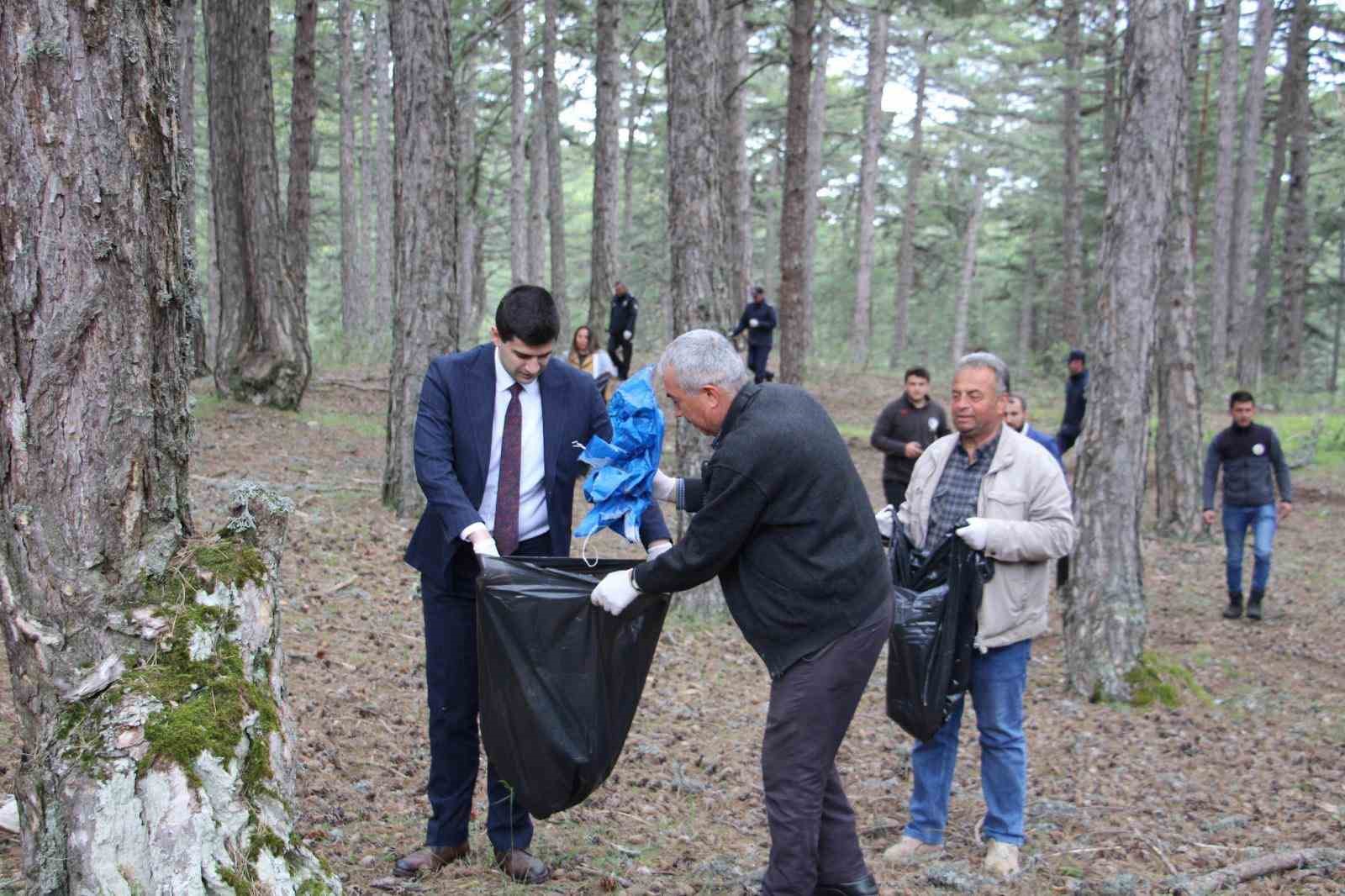Dumlupınar’da ormanlık alanlarda çevre temizliği