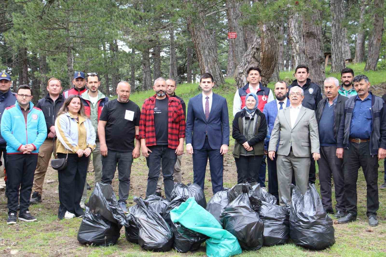 Dumlupınar&rsquo;da ormanlık alanlarda &ccedil;evre temizliği
