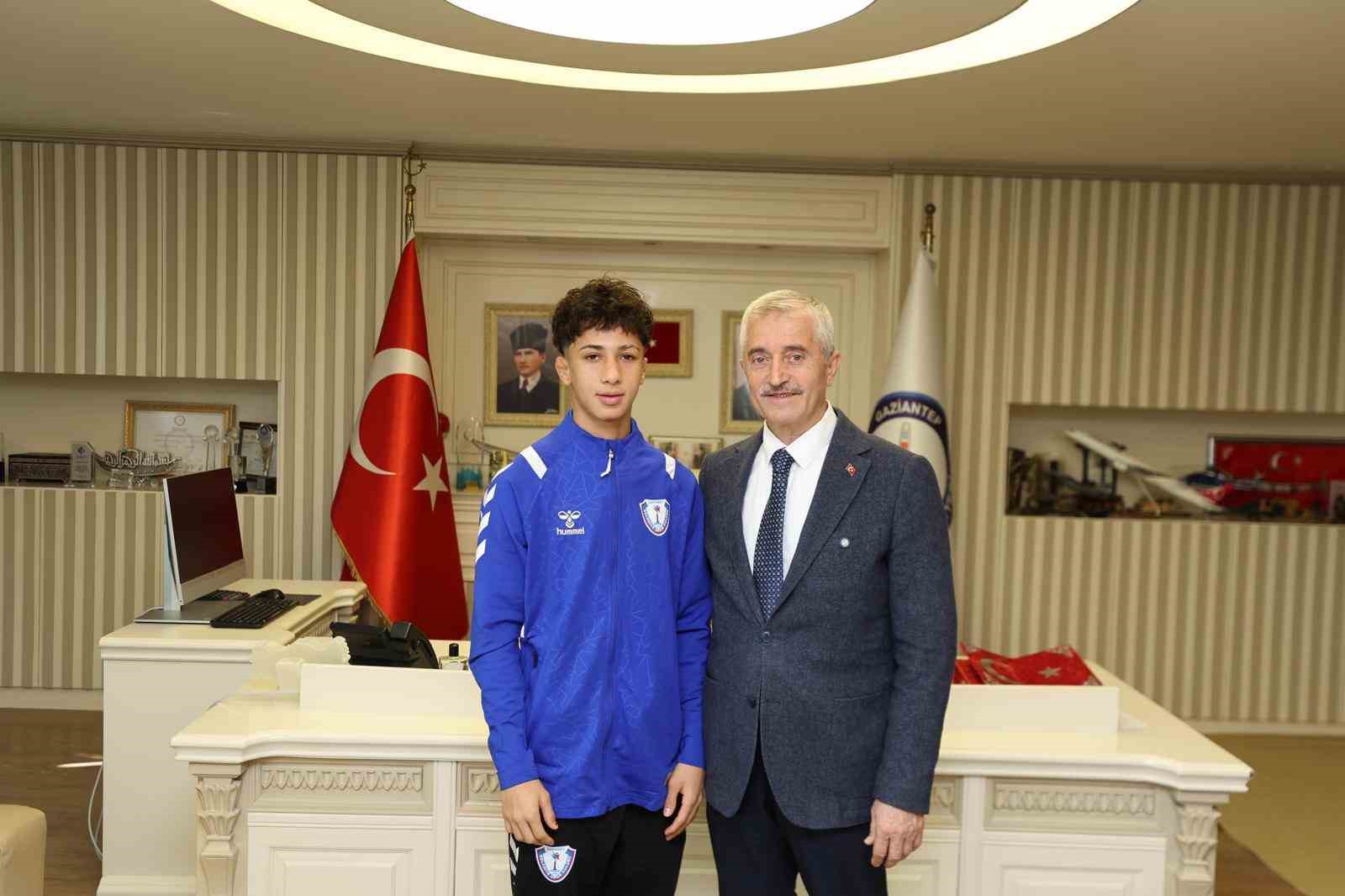 U17 Avrupa Şampiyonası’nda Muhammed Gölha’dan gümüş madalya