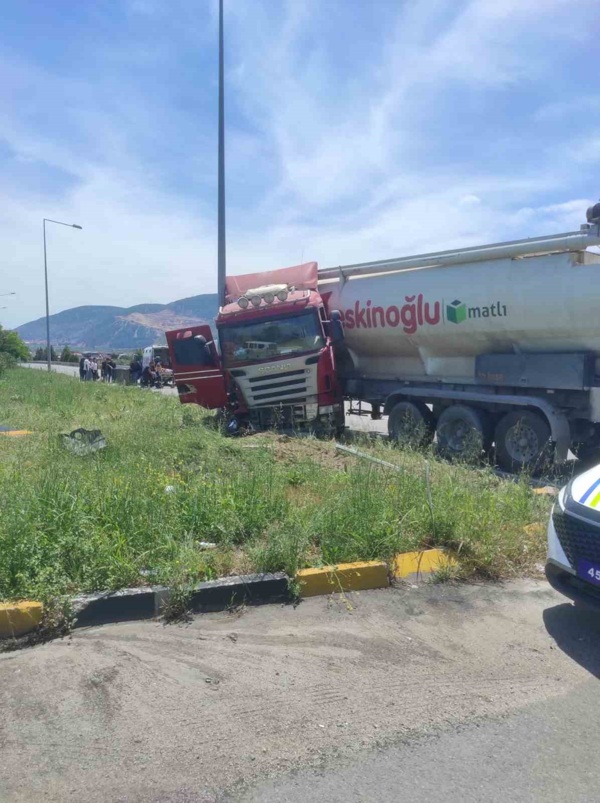Tır ile elektrikli motor &ccedil;arpıştı: 1 &ouml;l&uuml; 4 yaralı
