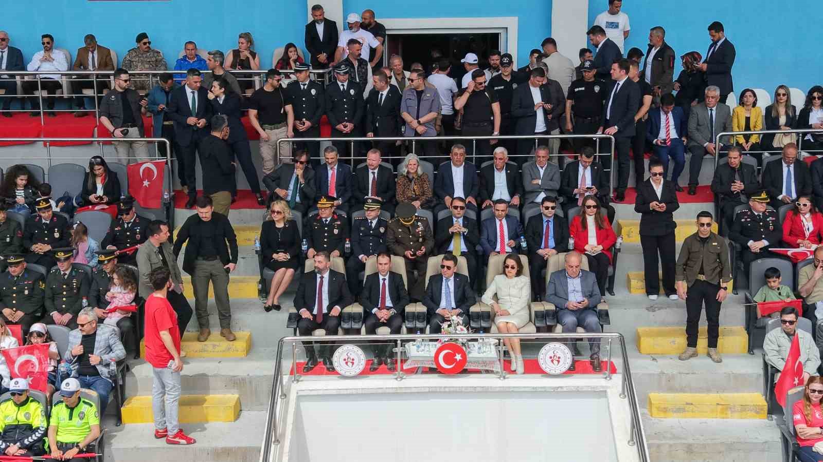 Tunceli&rsquo;de 19 Mayıs t&ouml;reni renkli anlara sahne oldu: İnşaatta halay &ccedil;ektiler

