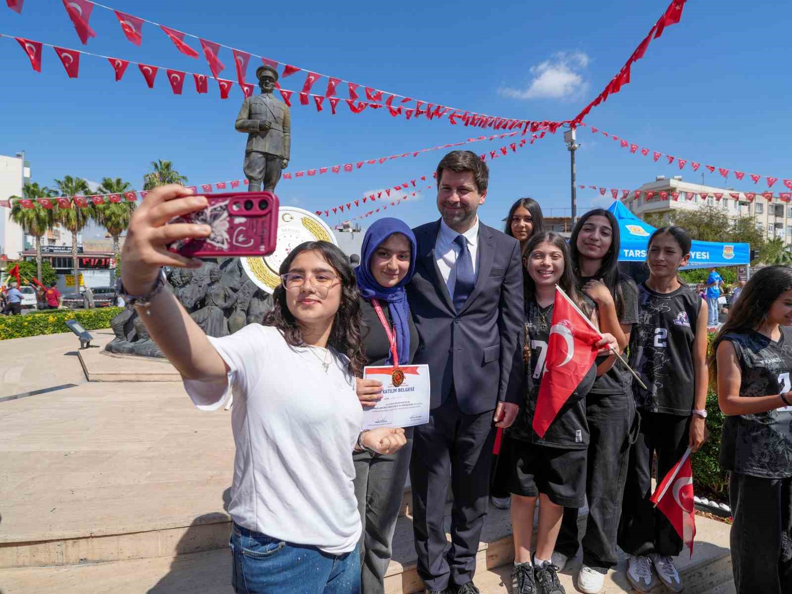 Tarsus&rsquo;ta 19 Mayıs coşkusu, gen&ccedil; sporcular &ouml;d&uuml;llendirildi

