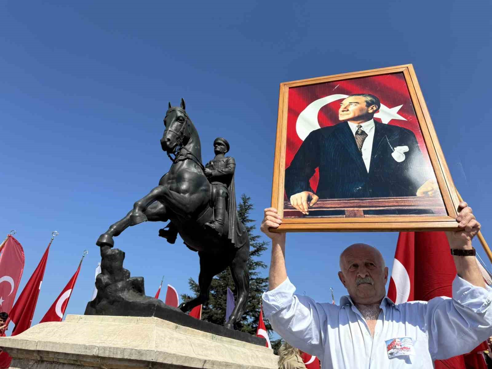 Zonguldak&rsquo;ta 19 Mayıs&rsquo;ı 107 metrelik dev bayrakla kutladılar
