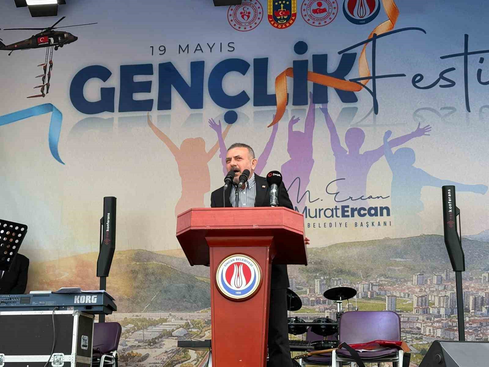 &lsquo;19 Mayıs Gen&ccedil;lik Festivali&rsquo; kortej y&uuml;r&uuml;y&uuml;ş&uuml; ile başladı: J&Ouml;H&rsquo;ten &Uuml;z&uuml;m Salkımı g&ouml;sterisi nefes kesti
