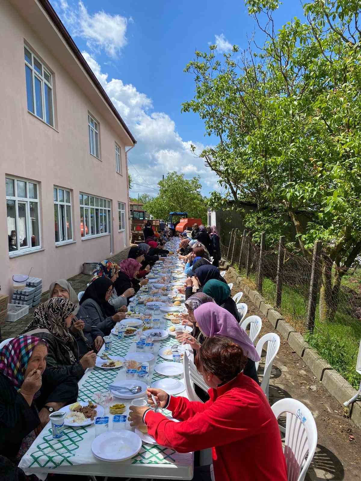 Karesi’de geleneksel hayır yemeğine 2 bin kişi katıldı
