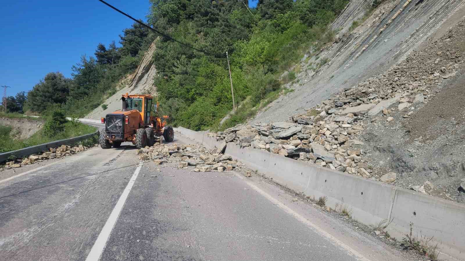 Kastamonu’da heyelan nedeniyle kara yolu ulaşıma kapandı