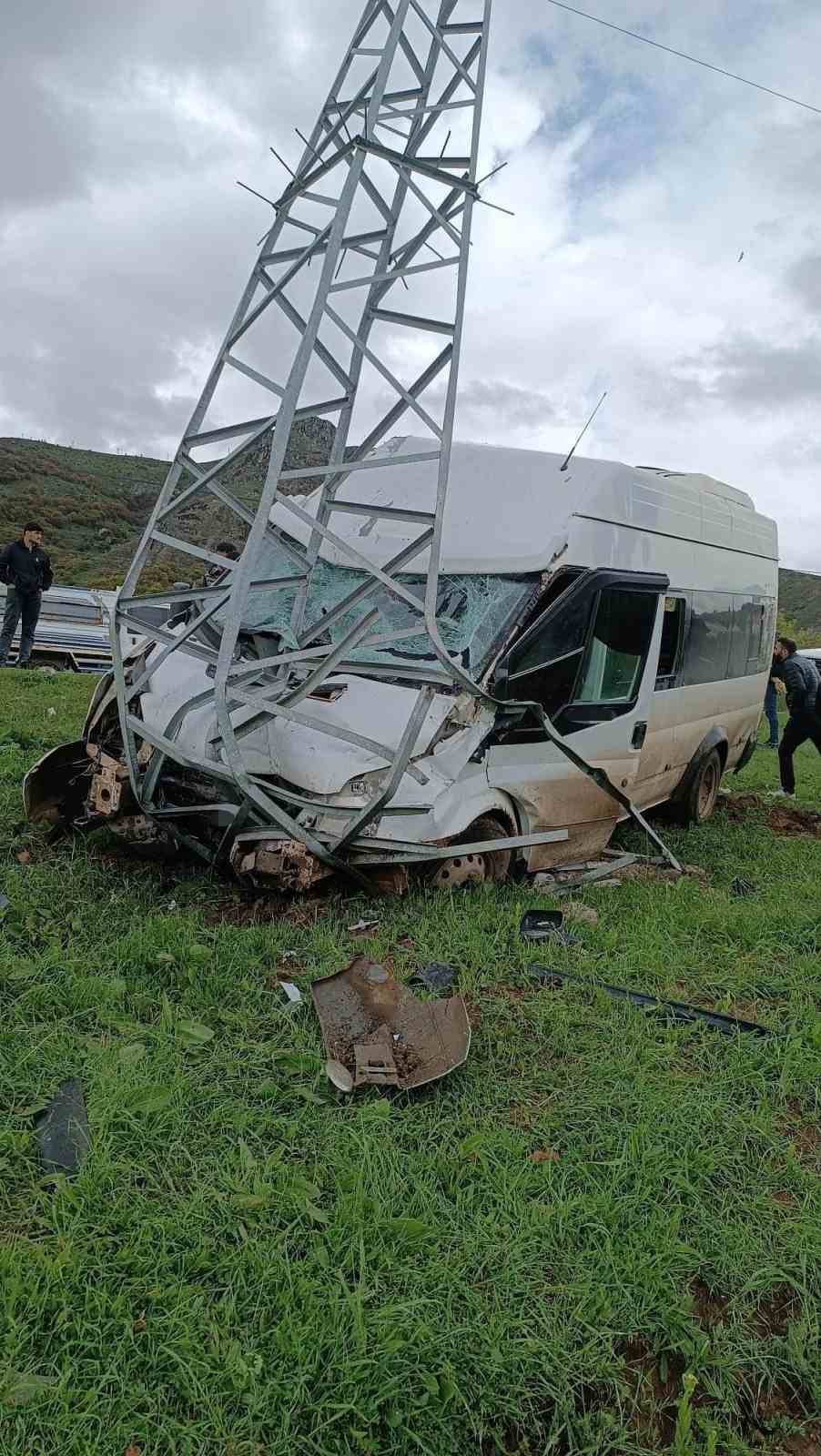 Yolcu minibüsü direğe çarptı: 11 yaralı
