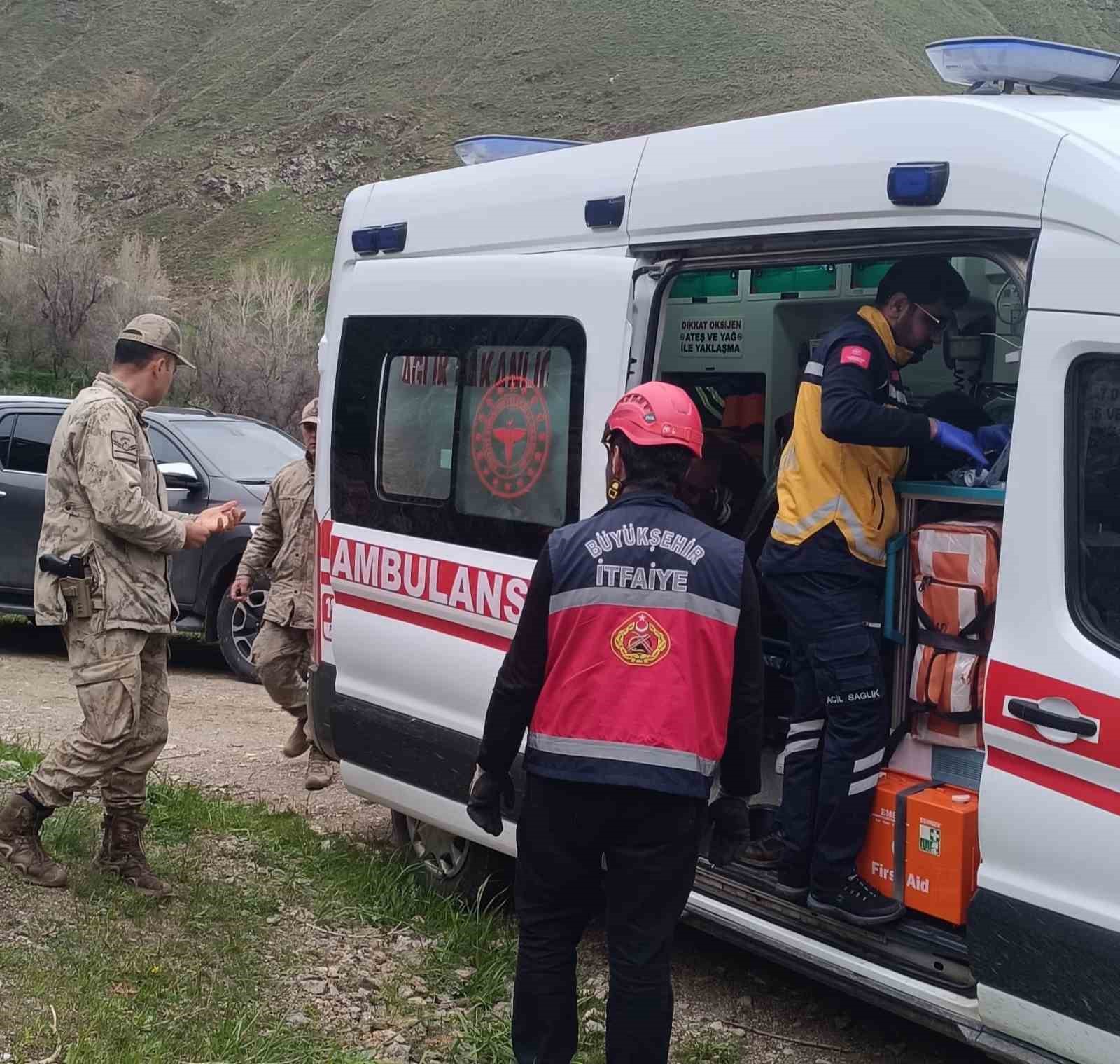 Uçuruma yuvarlanan araçtan atlayarak kurtuldular