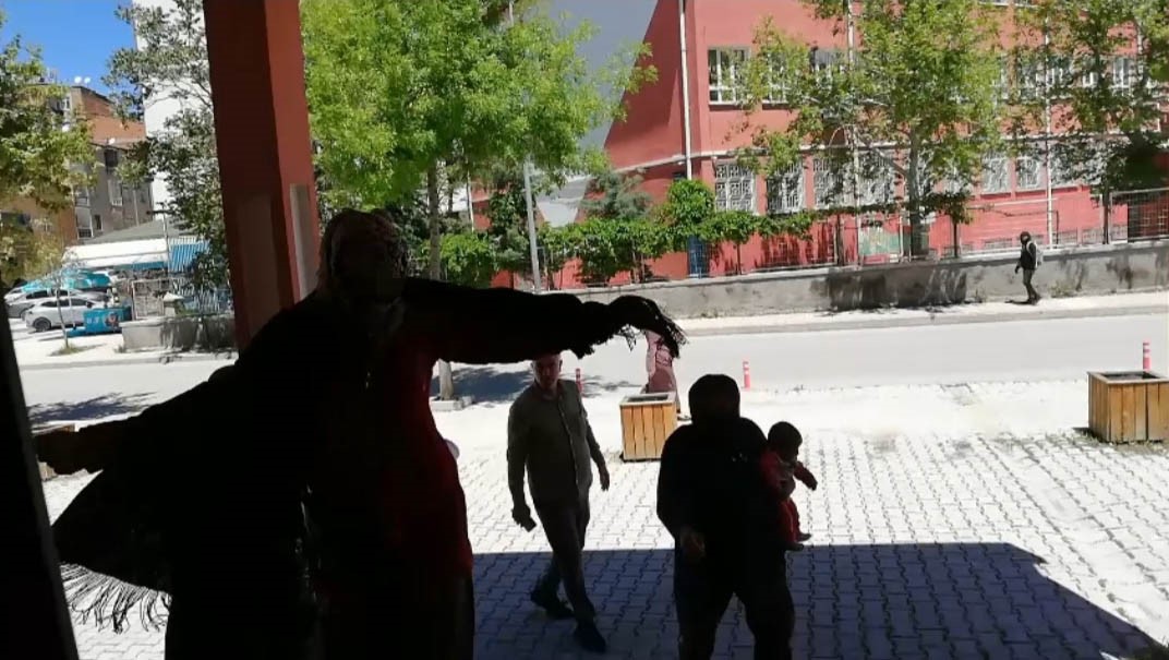 Pişkin dilenci "&Ccedil;ek abi &ccedil;ek" dedi, zabıta m&uuml;d&uuml;rl&uuml;ğ&uuml;ne oynayarak girdi

