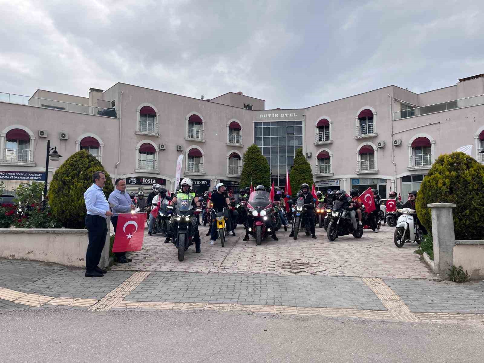 Vezirk&ouml;pr&uuml;&rsquo;de motosiklet korteji

