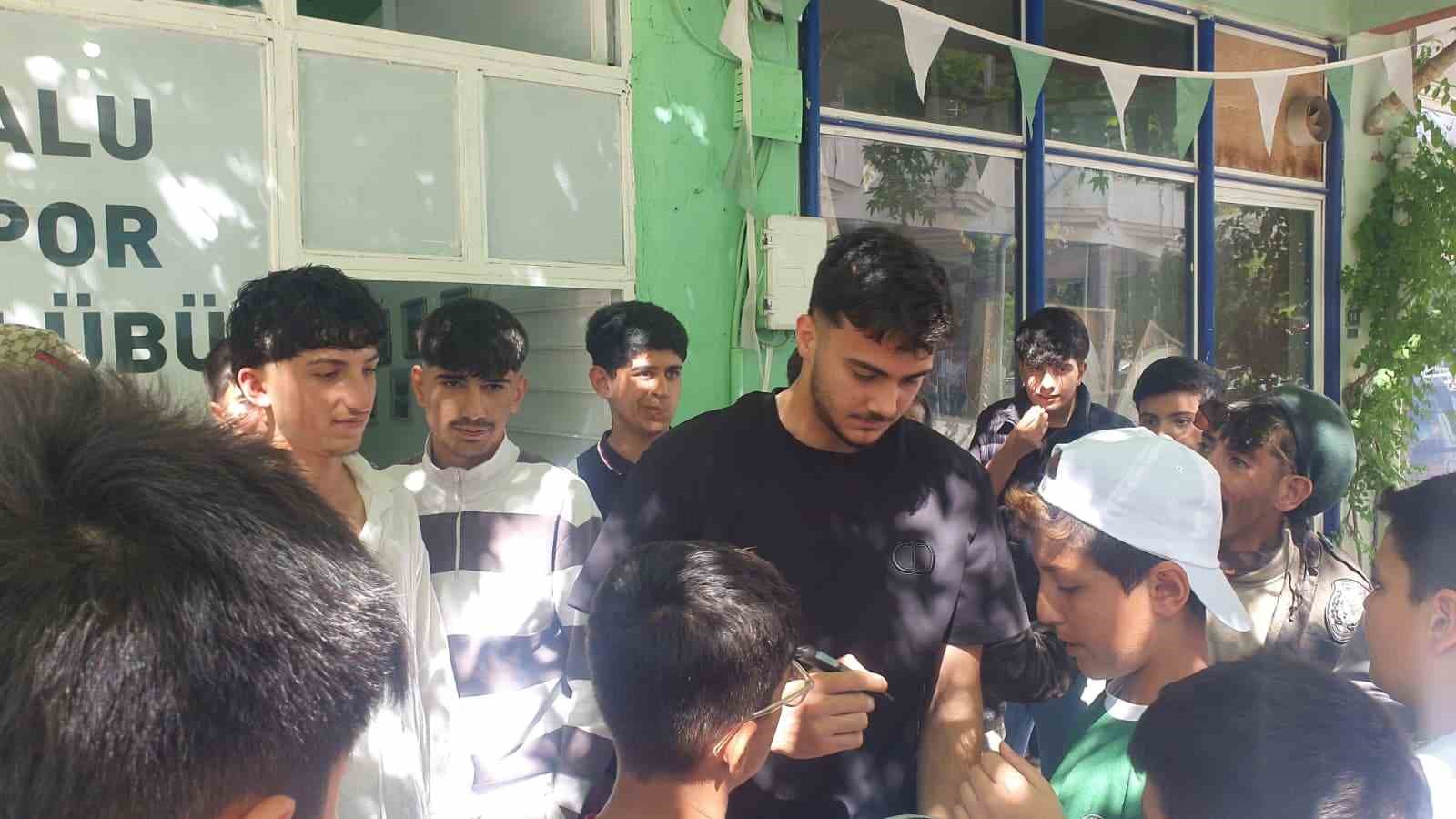Beşiktaşlı Mustafa Erhan Hekimoğlu memleketi Palu’da gençlerle buluştu
